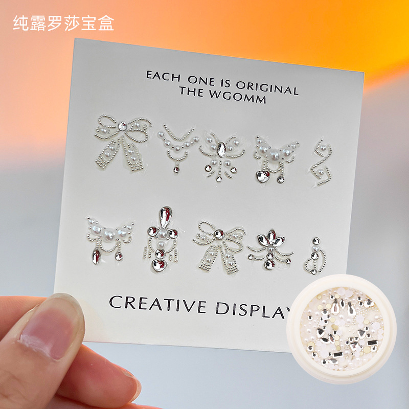 Desgaste de la celebridad en línea paquete de material de uñas caja del Tesoro japonés accesorios de uñas corazón torcido Mariposa Super Flash accesorios de uñas de diamante en forma especial