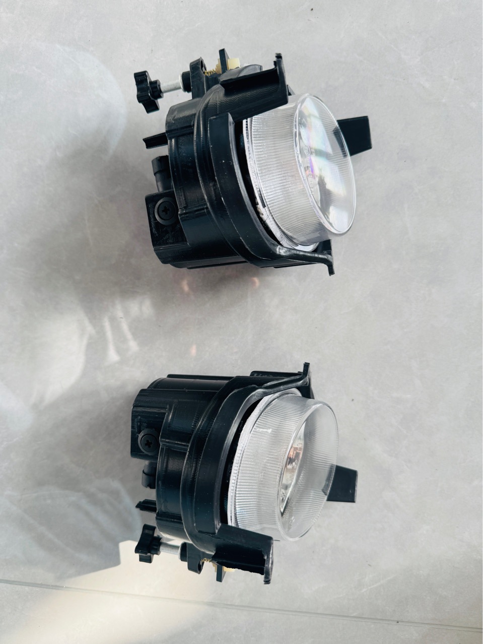 Suitable for Ssangyong Aiteng front fog lamp left 8320121001 right 8320221001