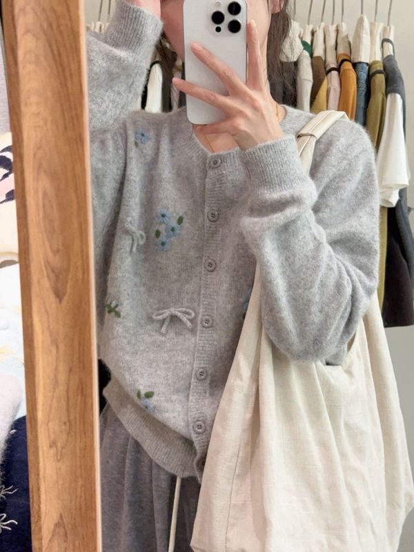 之言25秋冬季女装韩系圆领刺绣蝴蝶结柔软羊毛浣熊绒针织开衫毛衣|undefined