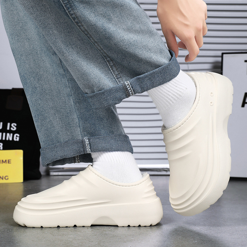 Zapatillas de algodón para hombres invierno 2024 nuevo tipo de terciopelo calentador y grueso para el hogar interior a prueba de salpicaduras zapatos de algodón para hombres