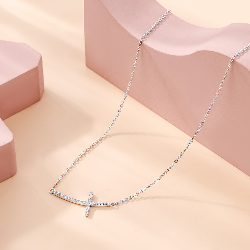 Silverhalsband med kors för kvinnor med gnistrande stenar_voghion.com