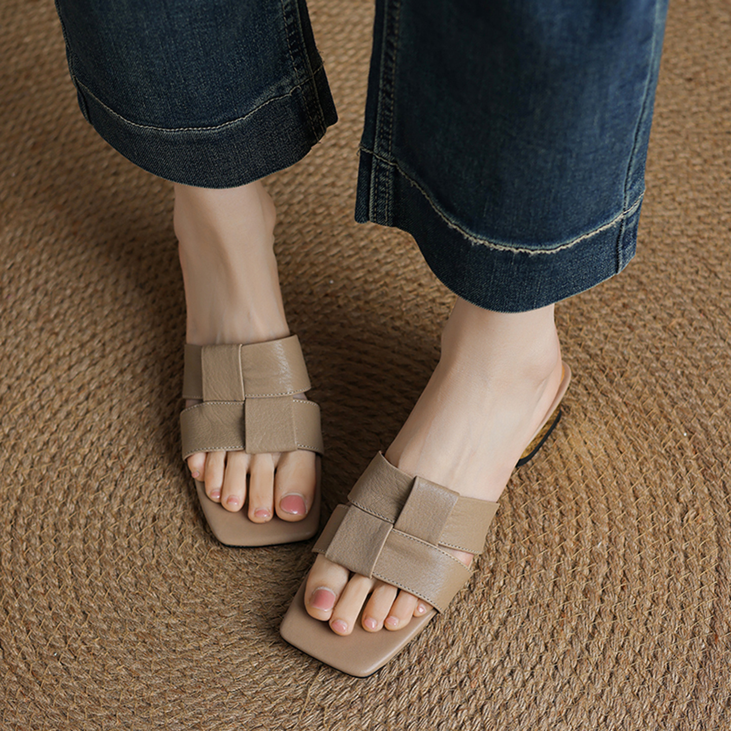 Dép sandal nữ quai chữ V đan mũi vuông hở ngón gót thấp — màu trắng ngà