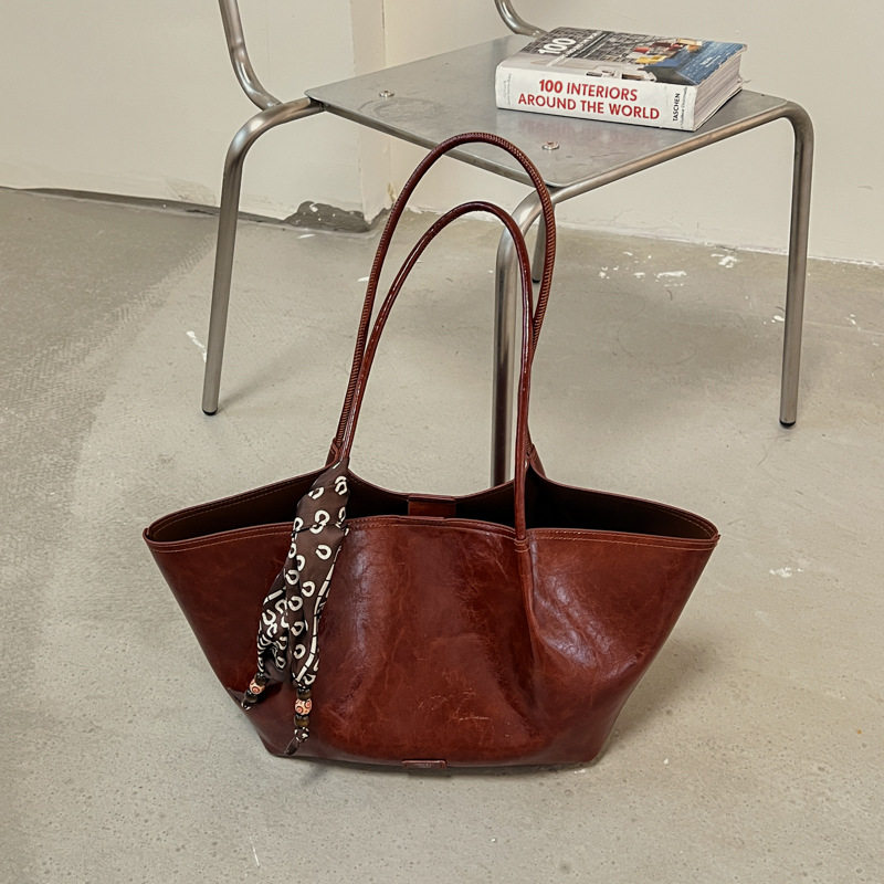 Túi tote nữ đeo vai thiết kế tối giản dáng shopping cỡ lớn — Cà phê màu lụa miễn phí khăn, Khăn lụa đen, Nâu lụa miễn phí khăn, Màu cà phê với khăn lụa chi tiết 11