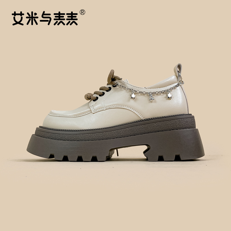 Amy y mai mai británicos, zapatos de cuero de suela blanca y gruesa, mujeres dulces y geniales de primavera, niños pequeños y zapatos de felicidad.