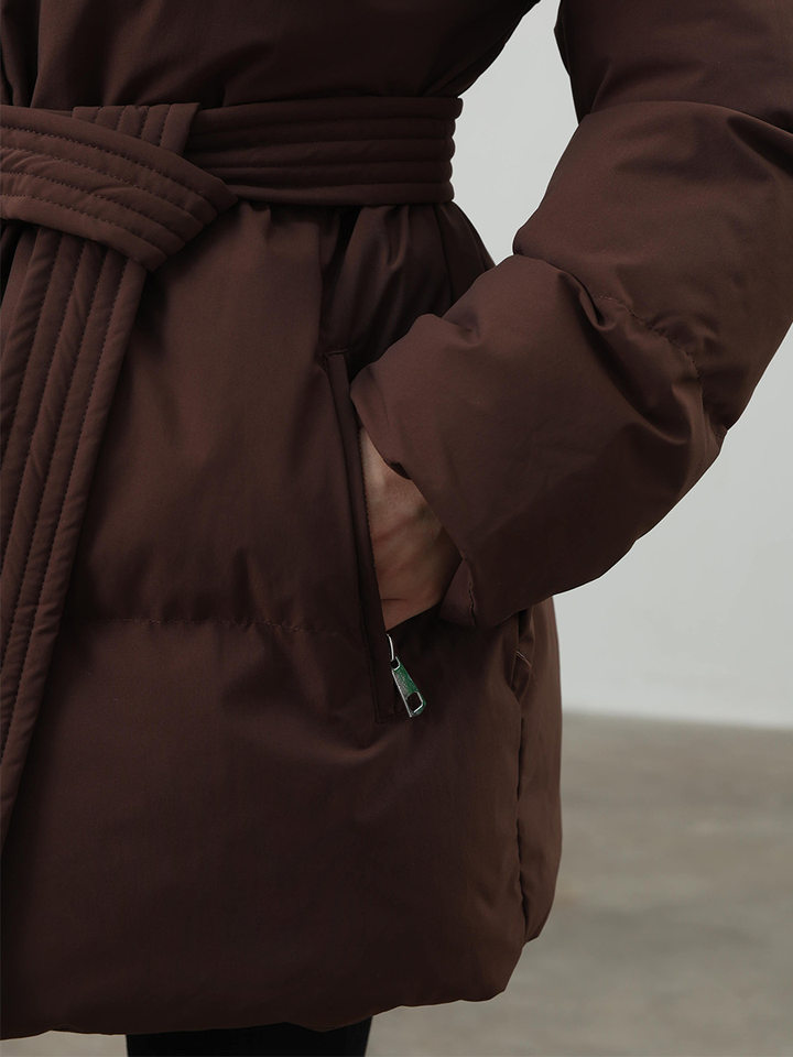 Áo khoác bông nữ có mũ, khóa kéo, thắt eo dáng ôm, dài trung bình, chất liệu polyester dày — màu nâu, màu đen, quả mơ chi tiết 51