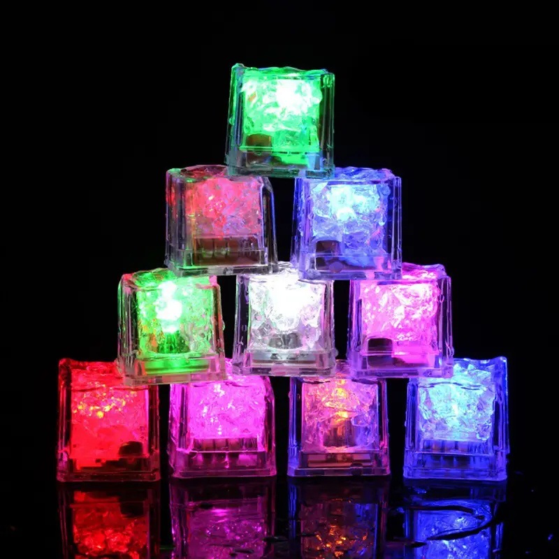 Explosiones transfronterizas de hielo luminoso colorido flash lento parpadeo cuadrado de hielo iluminado en el agua LED inducción juguete luminoso