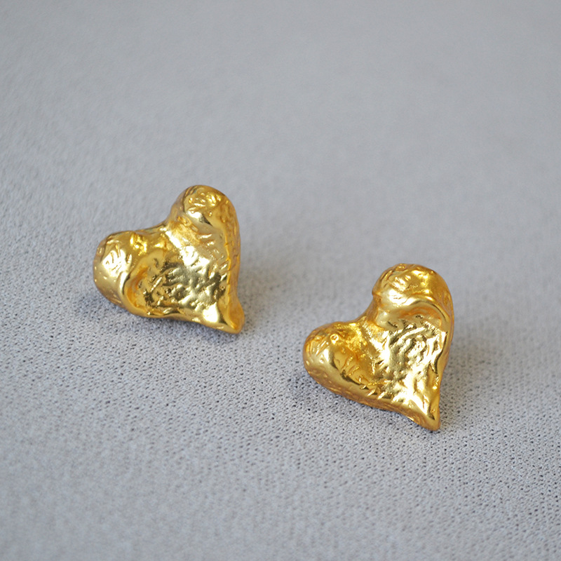 Elegant Simple Style Heart Shape Brass Plating Pleated Ear Studs 1 Pair display picture 8