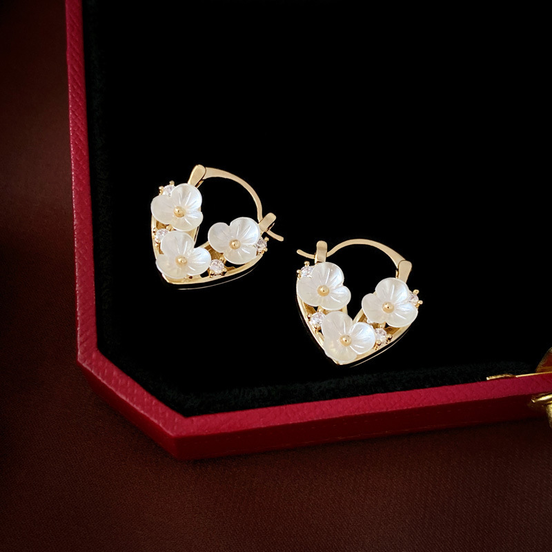 Pendientes de amor de perlas de lujo ligero con aguja de plata Pendientes de sentido de alta gama de temperamento de nicho Pendientes de estilo de palacio de todo fósforo de moda al por mayor