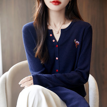 批发2025年春秋羊毛外套女半开V领钉珠刺绣宽松精纺针织衫大码开