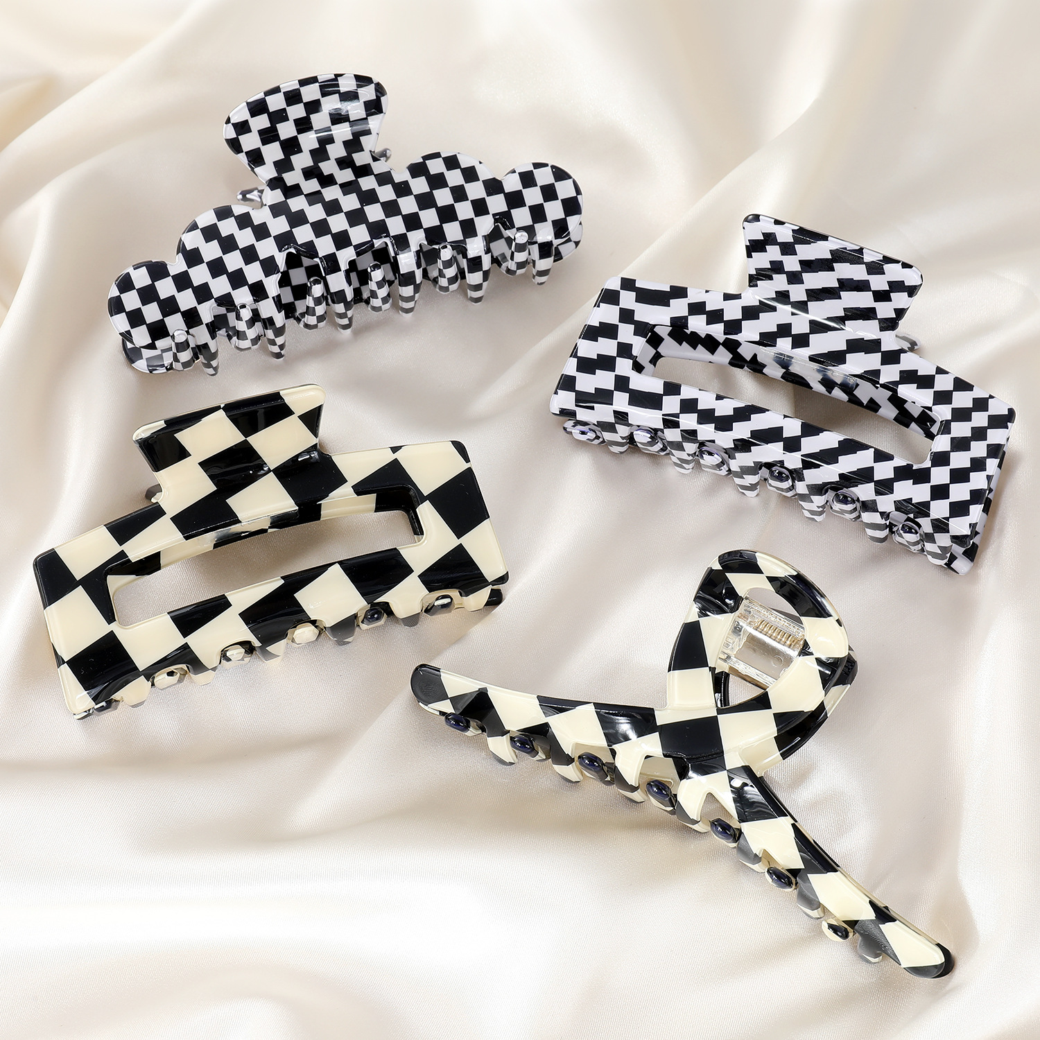 Korean Checkerboard Catching Clip Temperament Black And White Hairpin Acrylic Hair Accessories display picture 1