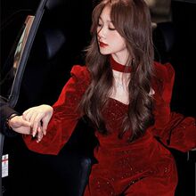 赫本风秋冬新款轻奢名媛喜庆晚礼服小众本命年红色金丝绒连衣裙女