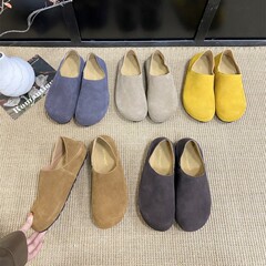 レトロ2025春の新型百合内に足を上げて怠け者の靴を漕ぐおばあさんは砂の皮の豆の靴を履いています。