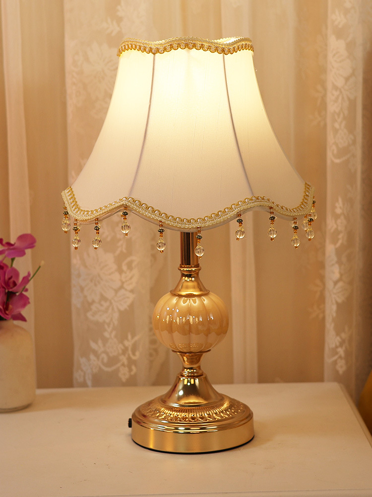 IYR7 Bedroom Table Lamp with Charging Function, European Retro Touch, American Fabric, 2022 New Arrival Long-Lasting Lamp, Wedding Bed
