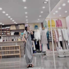 68039 女士背带可调节背带裤竖条口袋收裤腿裤子