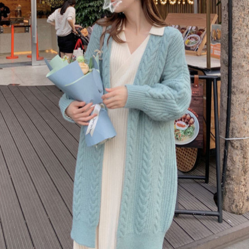 秋冬の新型のニットカーディガンのレトロなファッションはシンプルで、ゆったりした麻花の長い女性セーターのコートが流行しています。|undefined