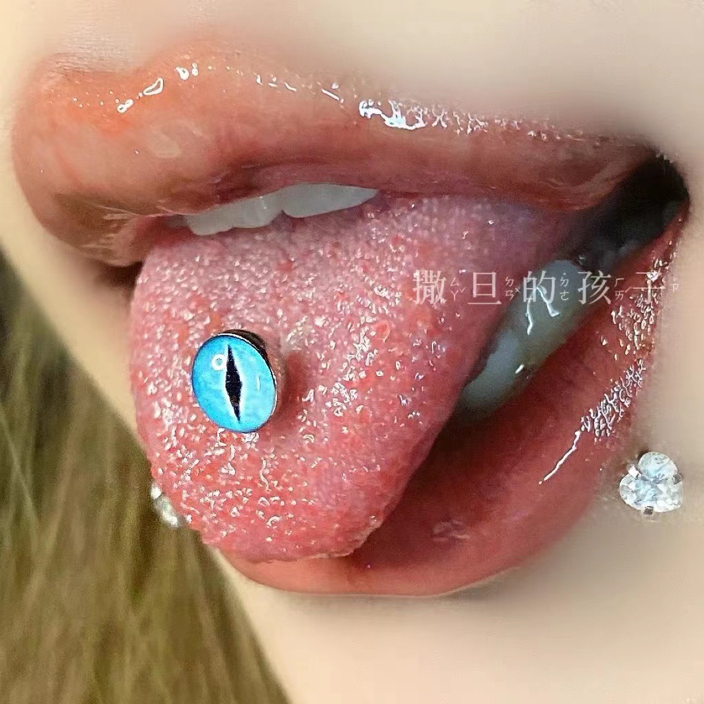 16G labret stud size and finish detail