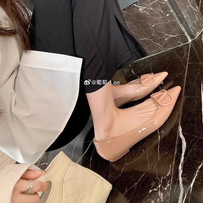 牛皮版~葡萄妈同款鞋气质小尖头名媛风漆皮V扣通勤宴会平跟单鞋女