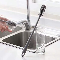 長い柄のブラシは死角がないです。家庭用の硬い毛の哺乳瓶のブラシはブラシの隙間をきれいにしてコップを洗ってブラシを洗います。