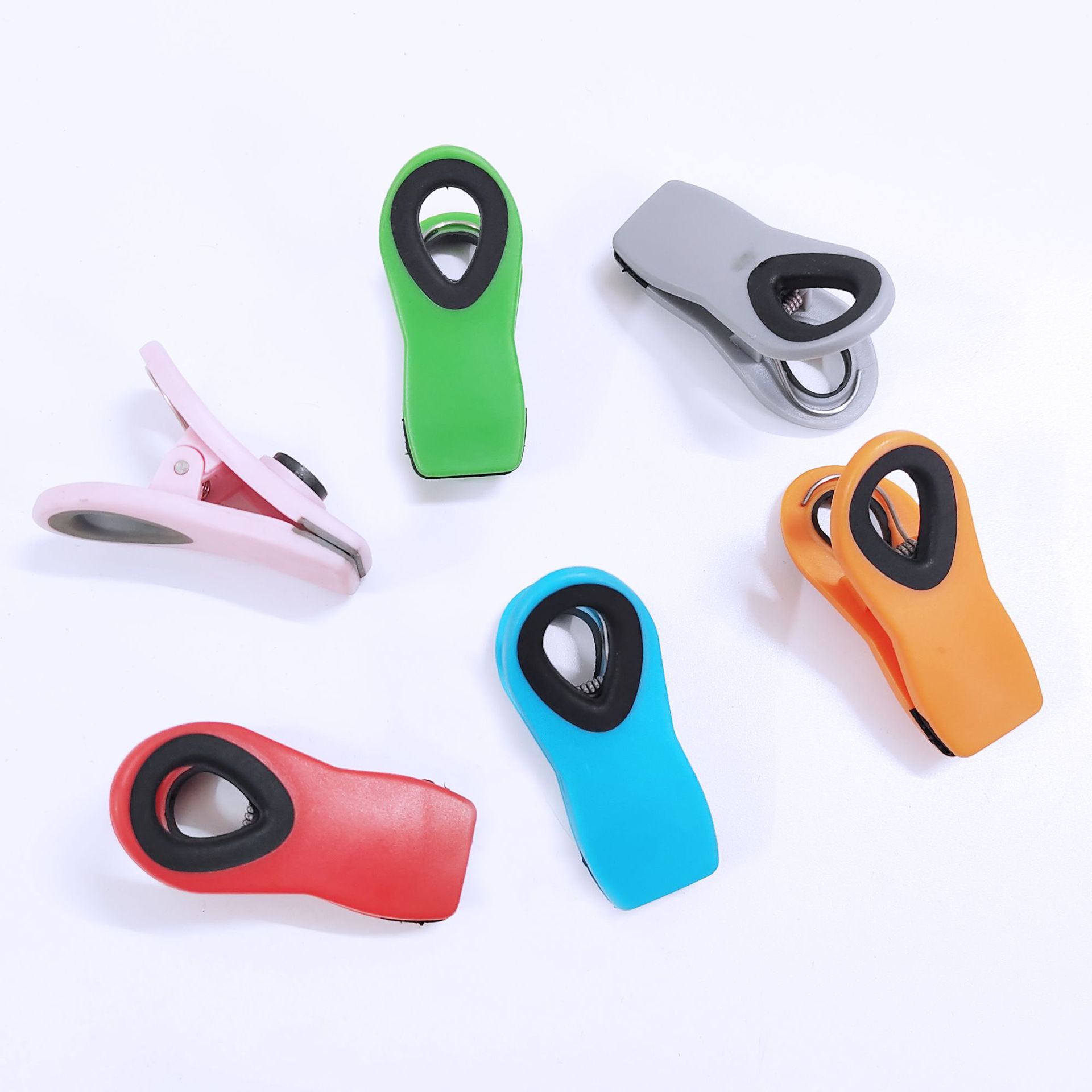 Plastic magnetic sealing clip