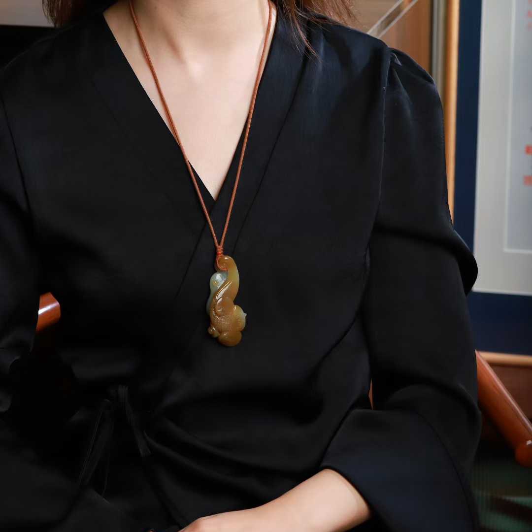 玉器工艺品天然新疆和田玉且末料老料俏糖色事事如意吊坠男女挂坠