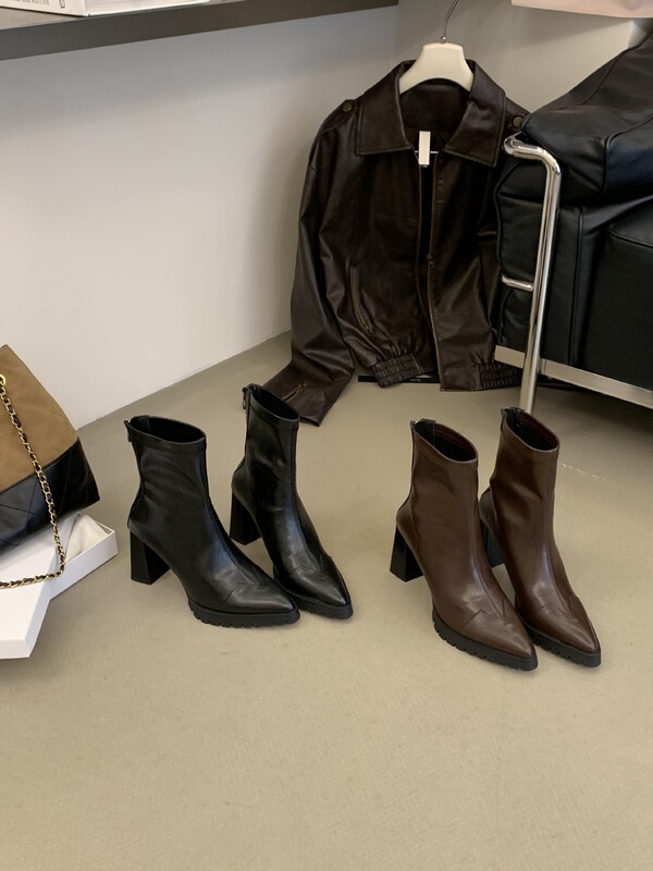 Early autumn pointed-toe platform chunky heel high-heeled ankle boots with a Maillard leather finish and back zipper, paired with a skirt and wide-leg jeans