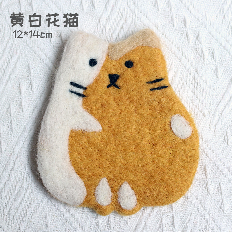 노란색과 흰색의 꽃 고양이