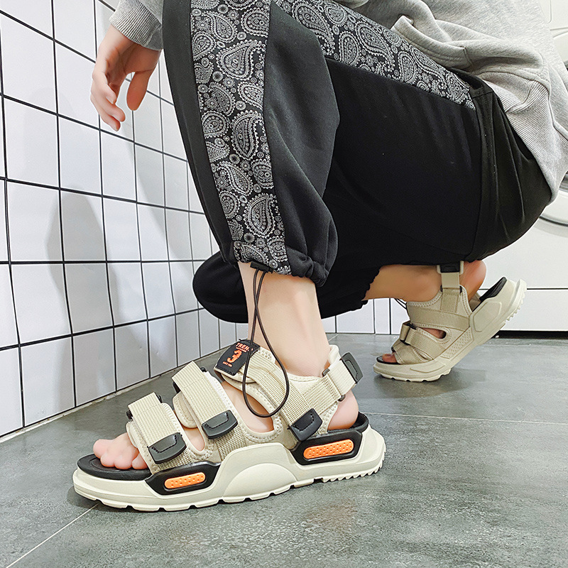 Sandalias de moda para hombre verano 2025 nuevo estilo ins sandalias para uso en casa antideslizante fondo grueso aumento para hombres al por mayor