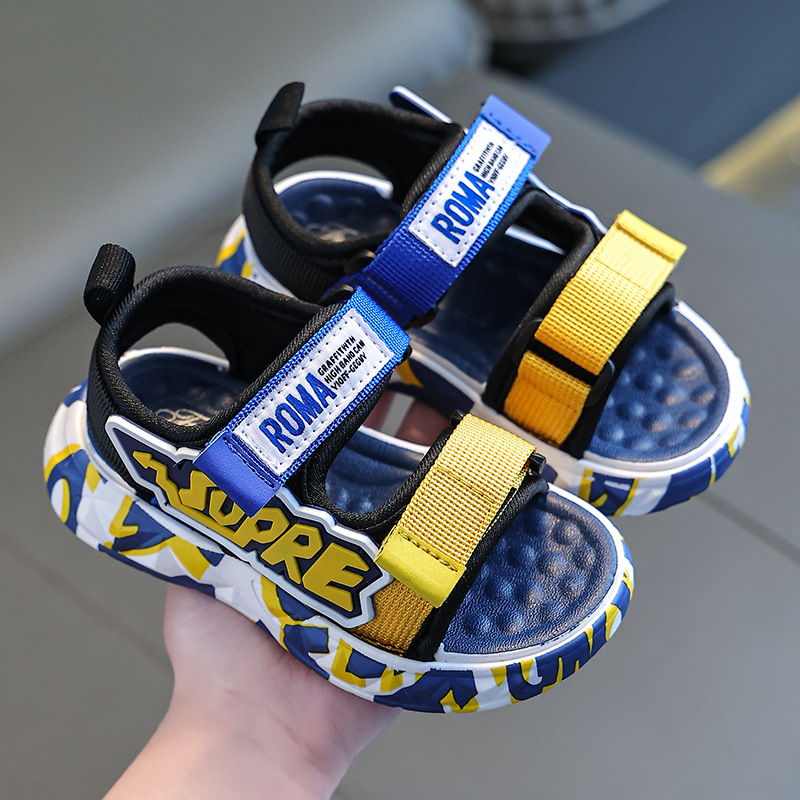 Las sandalias de los muchachos 2023 nuevas sandalias inferiores suaves antideslizantes de la playa del estilo coreano del verano para los niños y los estudiantes