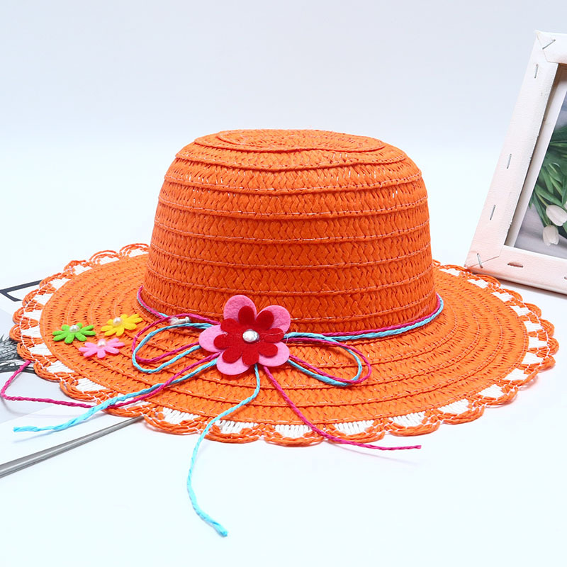 세 개의 작은 주황색 꽃이 추가되었습니다.