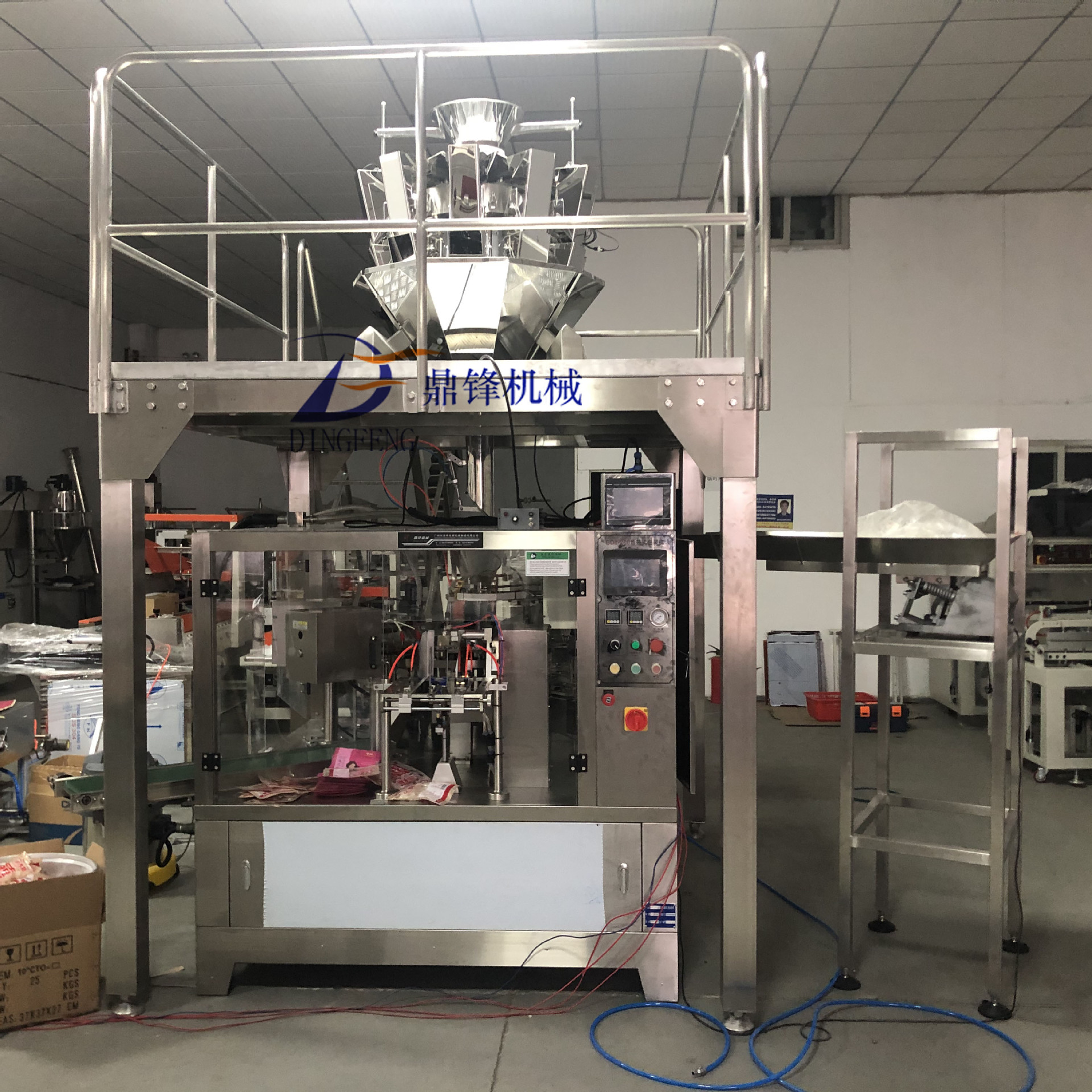 广州鼎锋机械供应给袋式颗粒包装机 电子组合称坚果食品称封口机