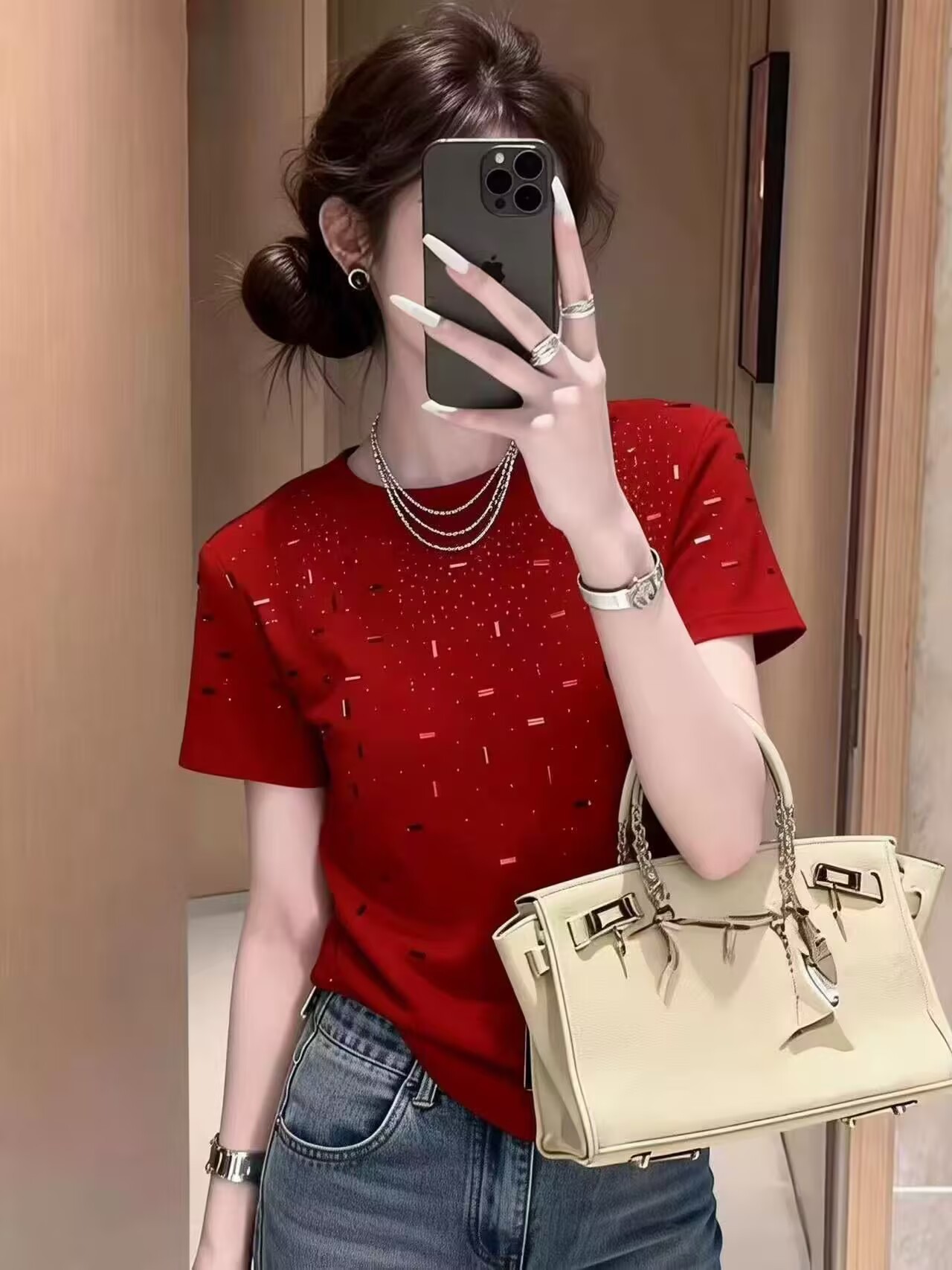 Áo thun nữ cổ tròn tay ngắn rộng thùng thình, đính đá lấp lánh — đen