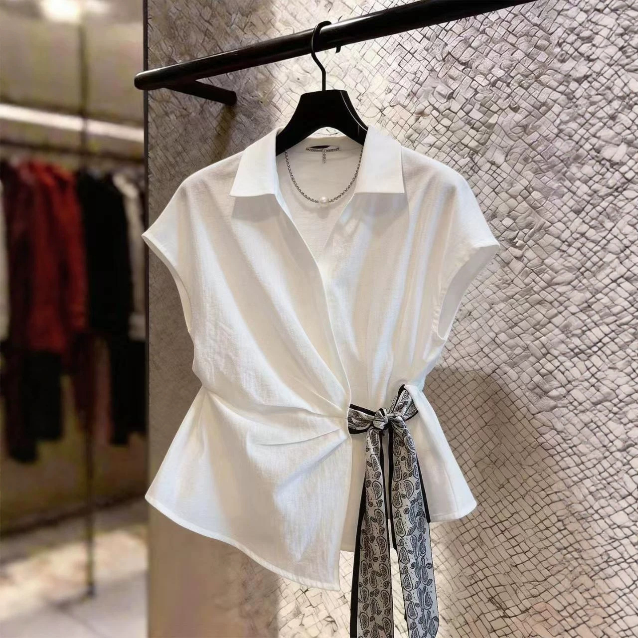 Áo sơ mi nữ ngắn tay cổ polo thắt eo kiểu Pháp — màu trắng chi tiết 3