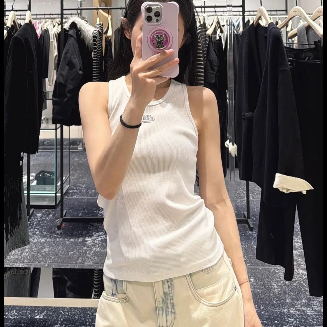 Design T-shirt with a round collar