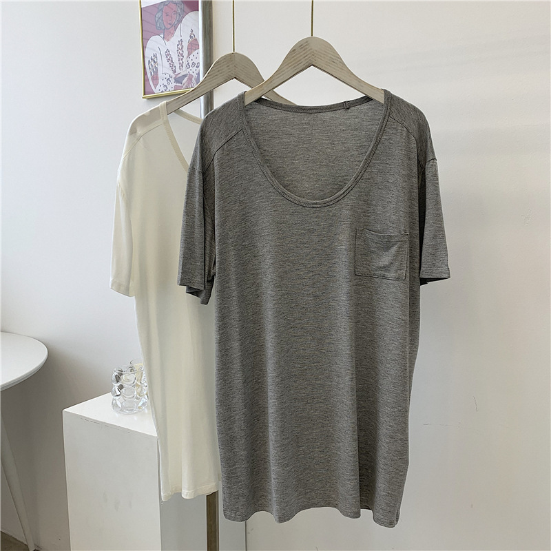 モーダルのポケットの大きい丸首のtシャツの女性はだらだらしています。|undefined