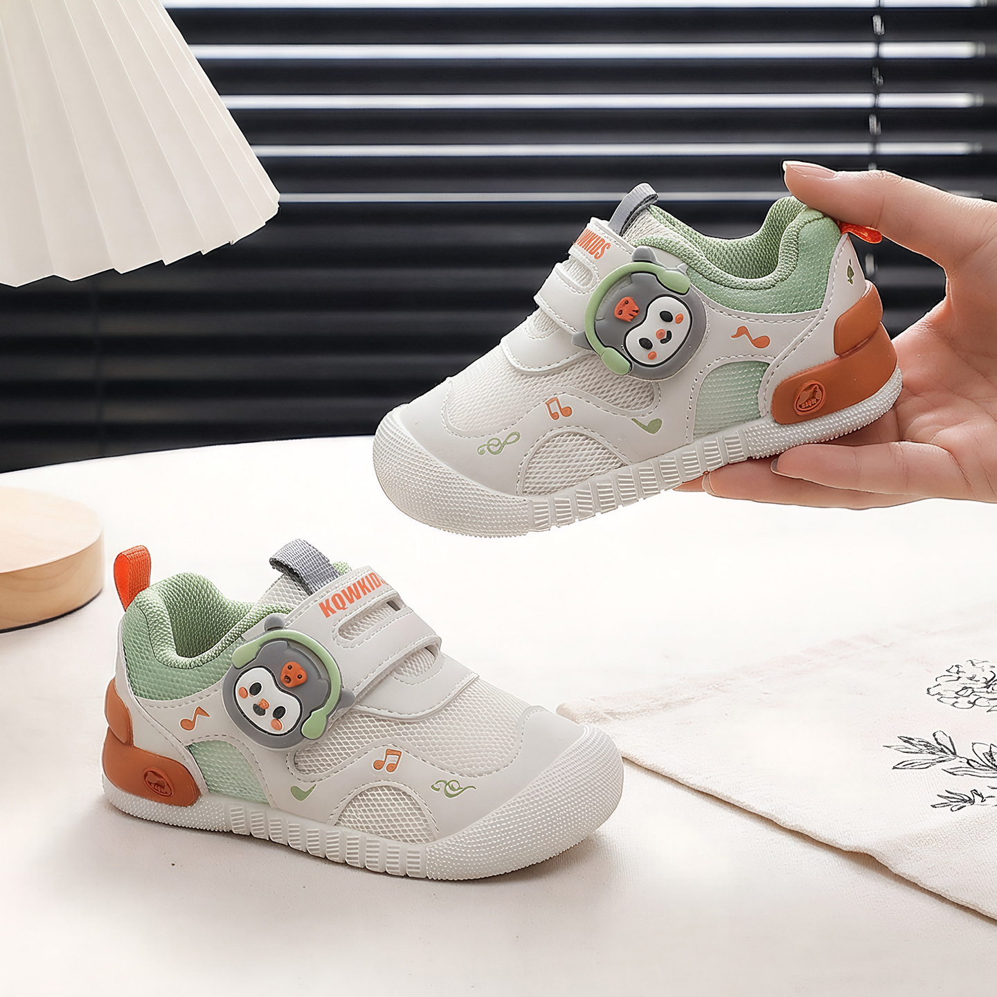 Zapatos infantiles para bebés niñas 2026 primavera y otoño nuevos zapatos funcionales de suela blanda zapatos para niños zapatos clave para bebés transpirables
