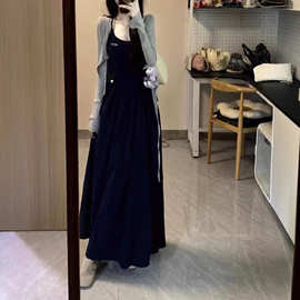 法式赫本风蓝色吊带连衣裙子女秋季2026新款巨好看的掐腰长裙套装