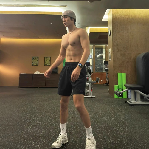 Men's trendy and versatile American-style sporty quick-drying shorts, four-quarter pants, stylish beach pants with mesh eyes fabric