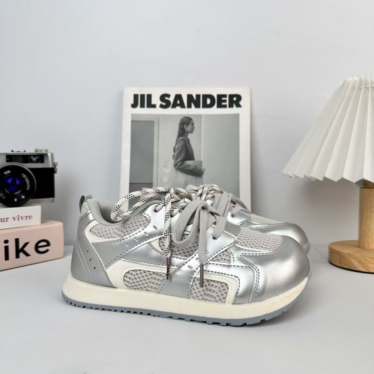 Yuanbo versátil zapatos deportivos casuales para mujeres 2025 nuevos zapatos de skate de otoño zapatos de mujer con suela gruesa zapatos blancos pequeños zapatos Gump