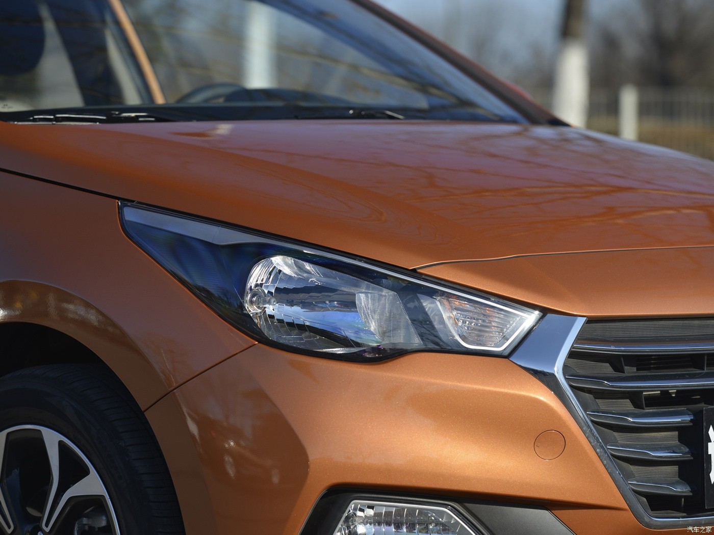 Adecuado para 16-17-18-19 moderno Yuena faro semi-montaje del coche cerca de la luz de carretera delantera