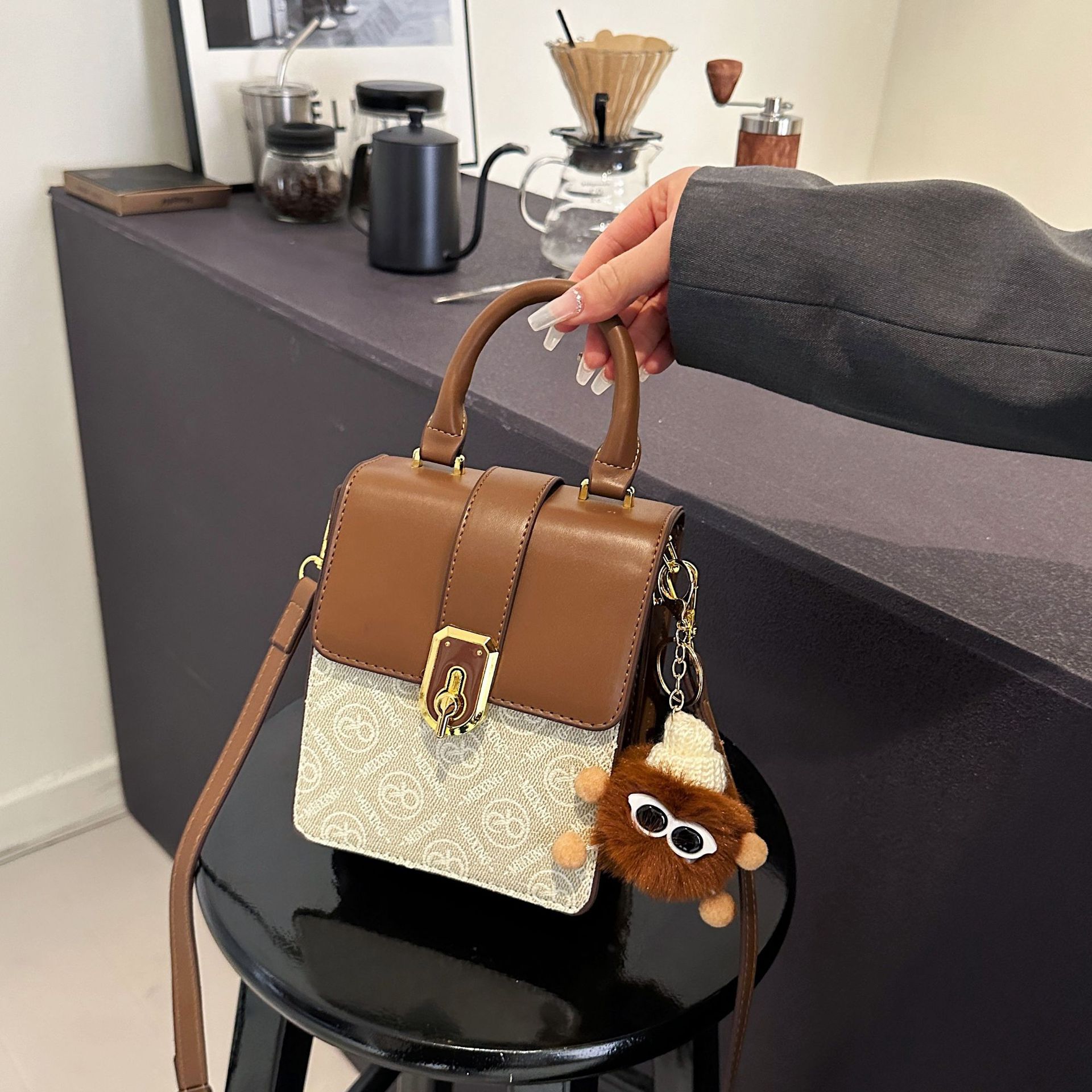 Bolso bandolera ligero de lujo de alta gama con textura de nicho francés nuevo 2024 para mujer, bolso cuadrado pequeño de un solo hombro_voghion.com