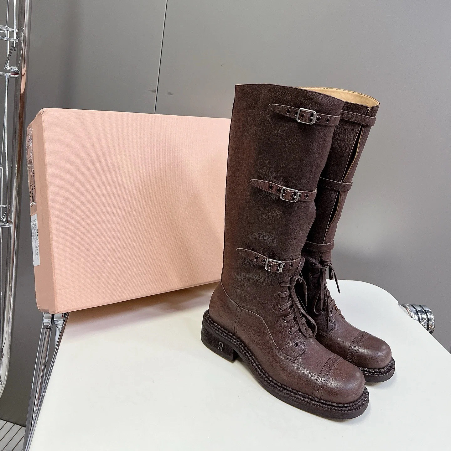 miu ランウェイモデルレトロオールドナイトブーツ 2024 新しいスクエアヘッドベルトバックルメイラードスタイルオートバイブーツ女性用