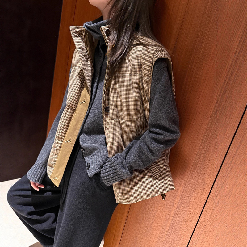 In Stock: 90% White Goose Down, Warm and Comfortable, Unisex Reversible down Vest for Women, One-Piece Wholesale