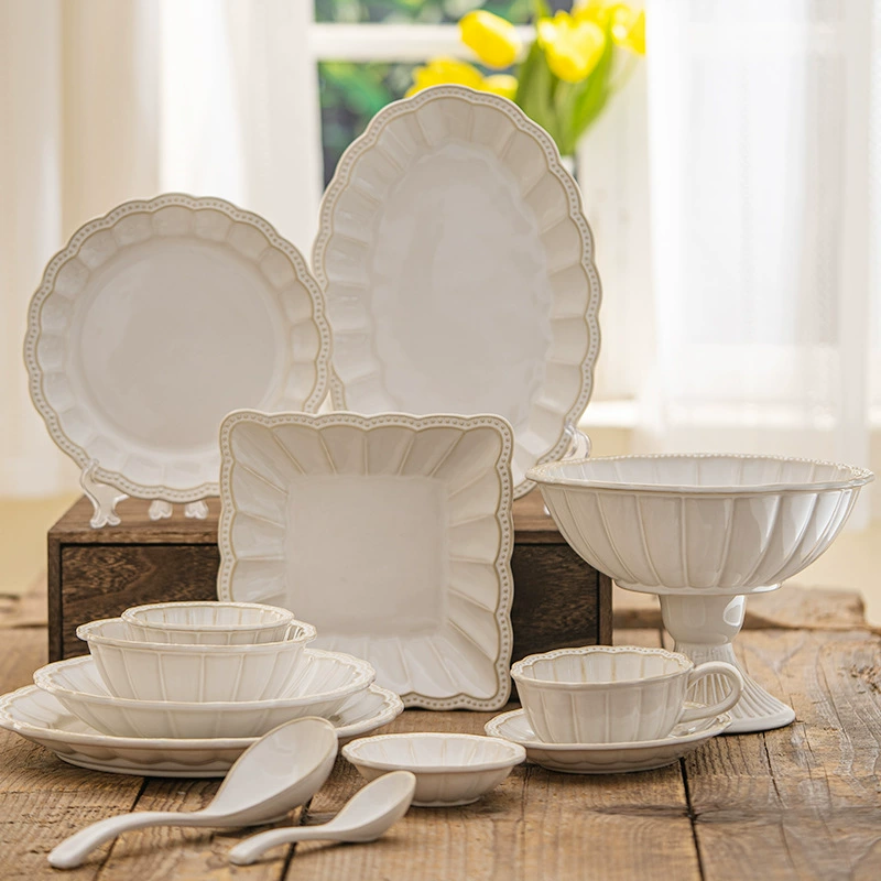 Набор посуды в стиле французского облачного дизайна с тисненными керамическими мисками и тарелками для домашнего использования, простые обожженные в печи оптовые десертные тарелки.