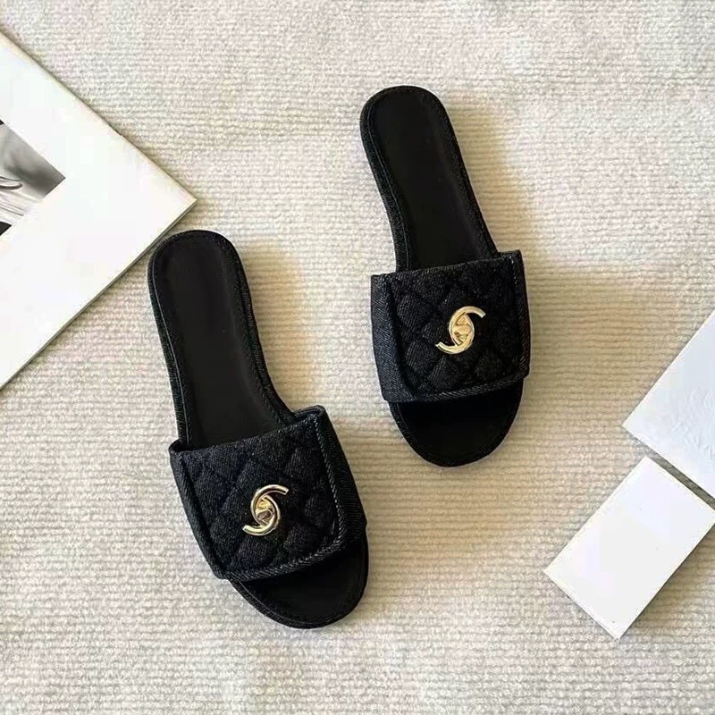 Zapatillas de botón de mochila pequeña fragante de viento para mujeres con zapatillas de fondo plano negro verano 2025 nuevas zapatillas de playa para mujeres