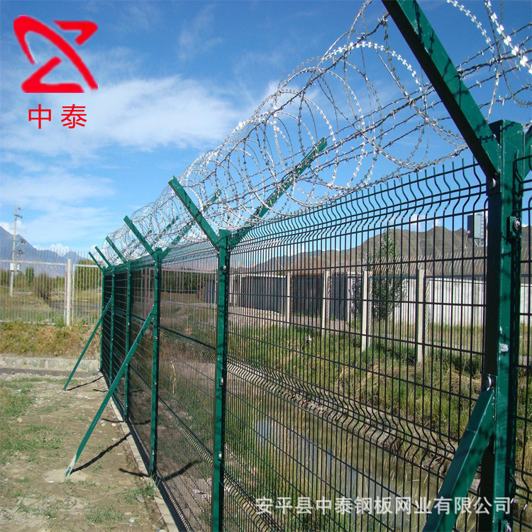 烤漆钢丝网围栏  钢柱蛇腹型环刀刺绳围栏  钢管阻断栏杆