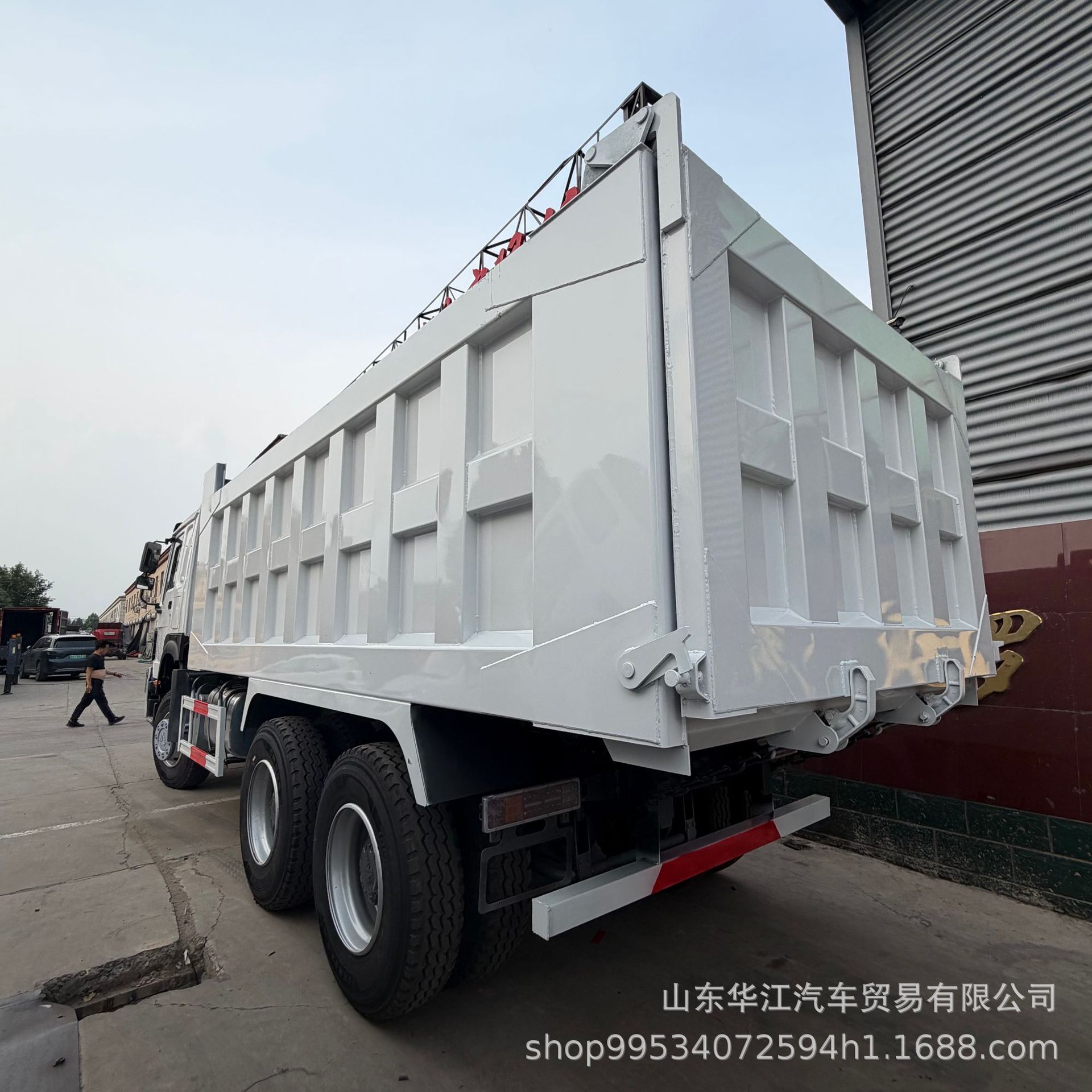 Foreign Trade Howo 6X4 Rear-Dump Dump Truck with Grid-Type Cargo Box, Earthmoving Vehicle, Construction Site Rear Eight-Wheel Dump Truck