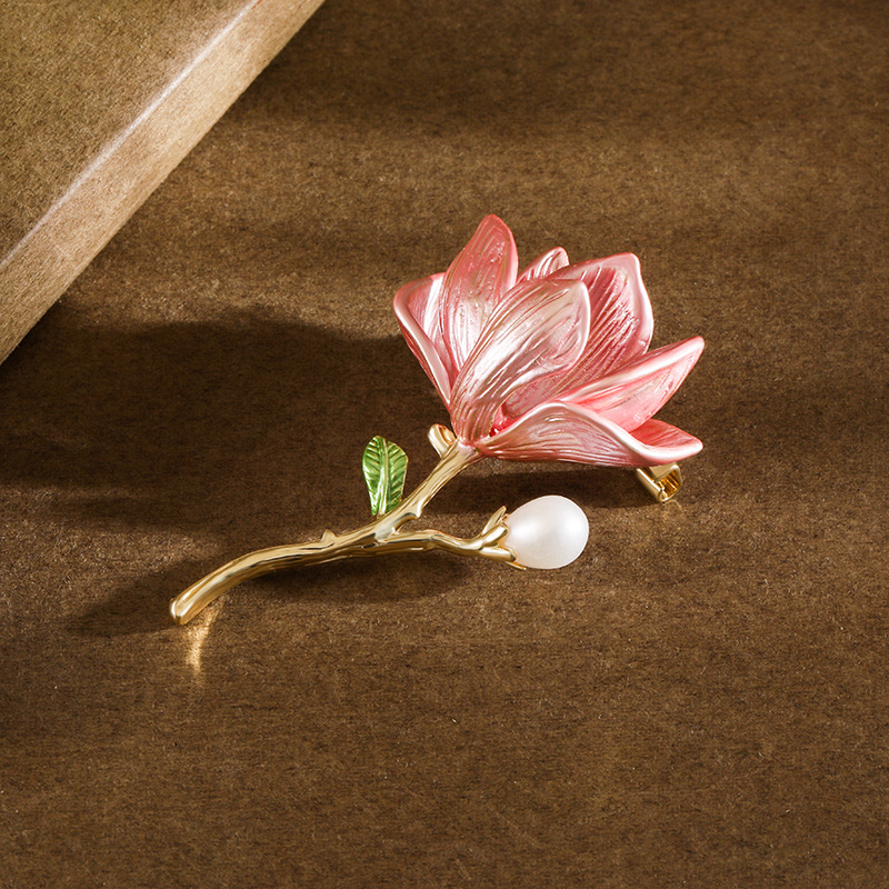 Elegante Magnolienblüten Brosche In Rosa Mit Perle Und Emaille_voghion.com