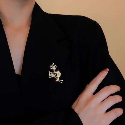 New Pearl Tulip Brooch Women's Light Luxury Niche Design Corsage High-end Pin Jewelry Clothing Accessories Wholesale