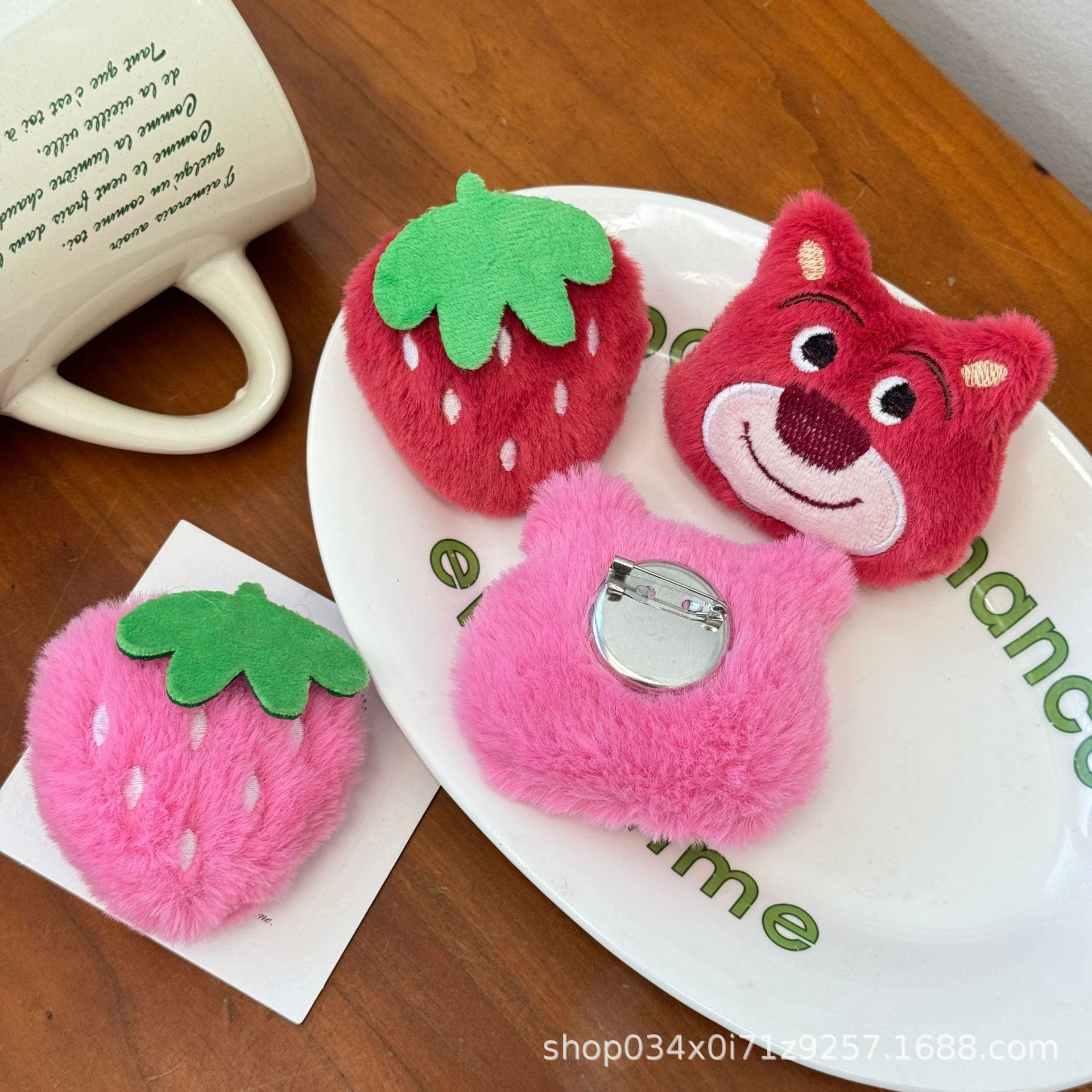 Caricatura peluche fresas osos accesorios para el cabello adorables animales tocaduras DIY broches joyas al por mayor