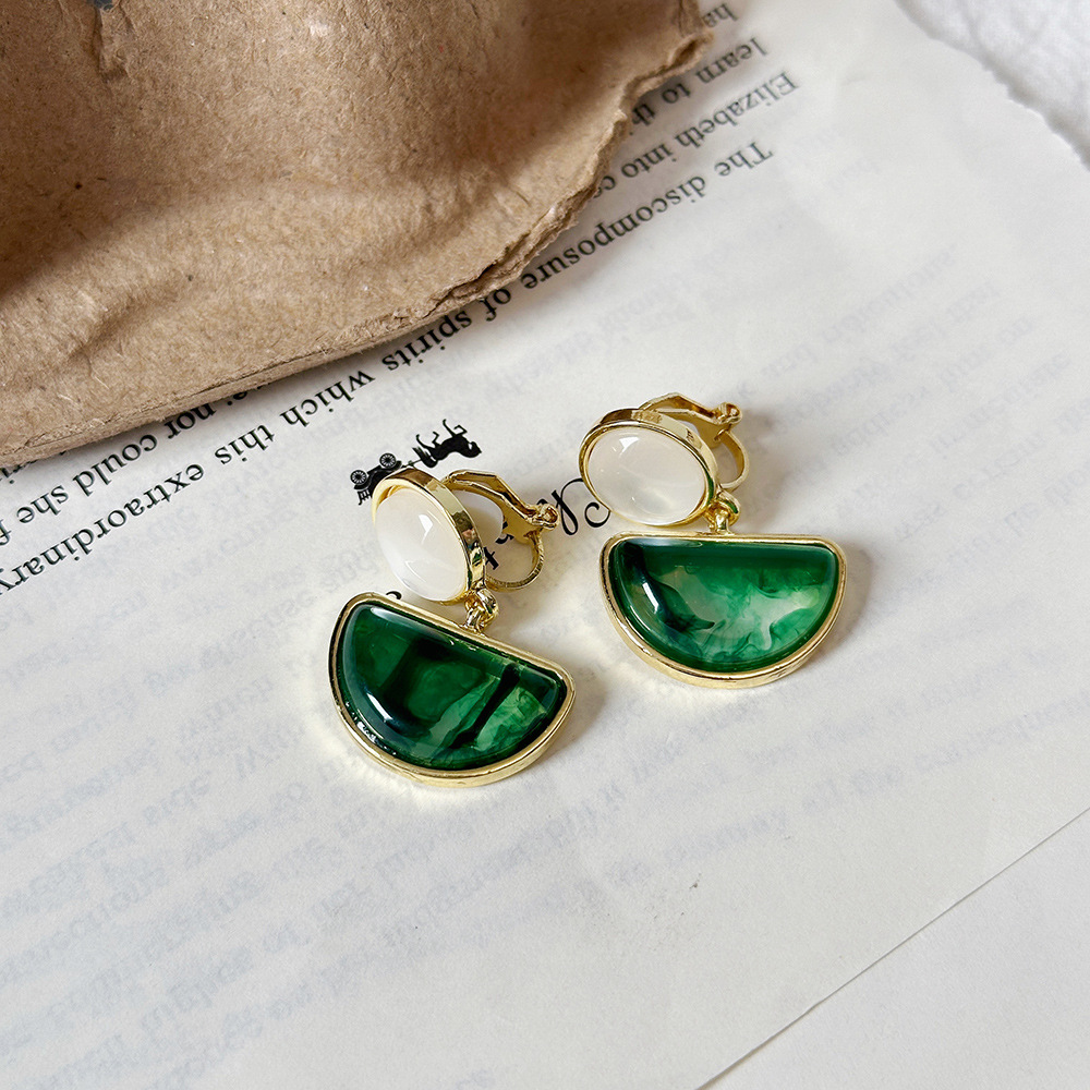 Versión coreana del clip para la oreja sin orejas de la celebridad de Internet clip para la oreja triangular con incrustaciones de diamantes de alta calidad Pendientes de Yiwu de temperamento simple femenino al por mayor